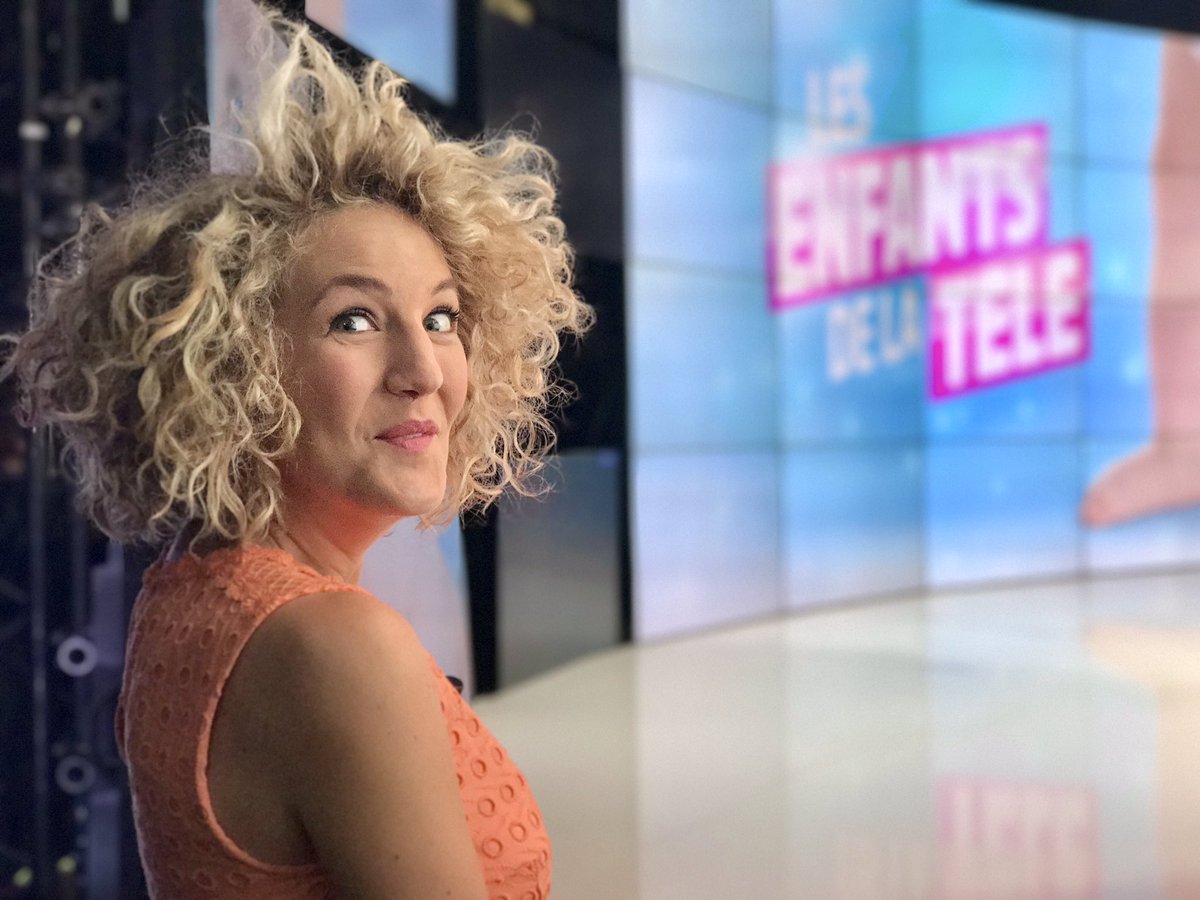 KimSchwarck's tweet photo. Dans Les @EnfantsdelaTV cet après-midi à 14h20 sur  @France2tv !!!
#chronique #madeleinedekim #completementfou 😍🙈❤️🙊🌈🐬🎉🎈 https://t.co/BbplbltKyl