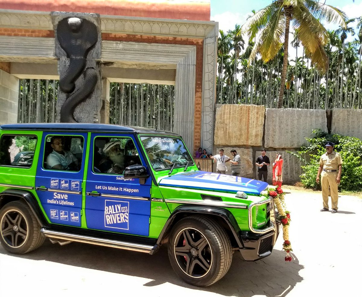 ishafoundation's tweet photo. Spotted! @virendersehwag with @SadhguruJV. #rally4riverskickoff https://t.co/w06zOOsFTb