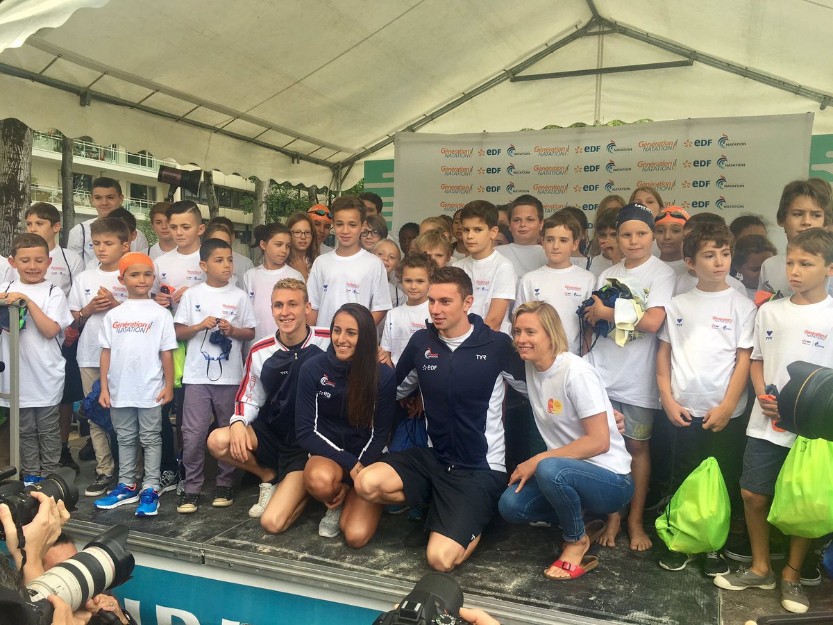 FFNatation's tweet photo. C'est parti pour #GenerationNatation avec nos champions tricolores et les 80 enfants participants. Amusez-vous bien ! 😁🎉#Partage #Fun https://t.co/xlTnthyHio