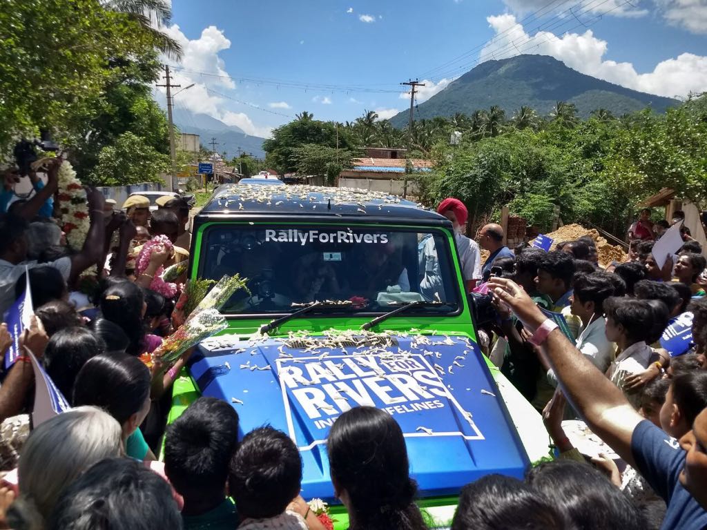 ishafoundation's tweet photo. People throng @SadhguruJV's vehicle as he makes a brief halt on his way to the VOC grounds, coimbatore. #rally4riverskickoff https://t.co/7EmV3ZsCW3