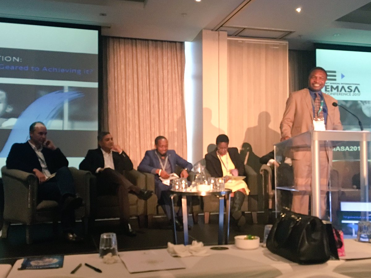 Takalani_Mul's tweet photo. Delegates ready #CrossFireDebate "Do schools need to change to benefit optimally from the Technology Revolution" #EMASA2017 @newleadersSA https://t.co/GYVSyksUjD