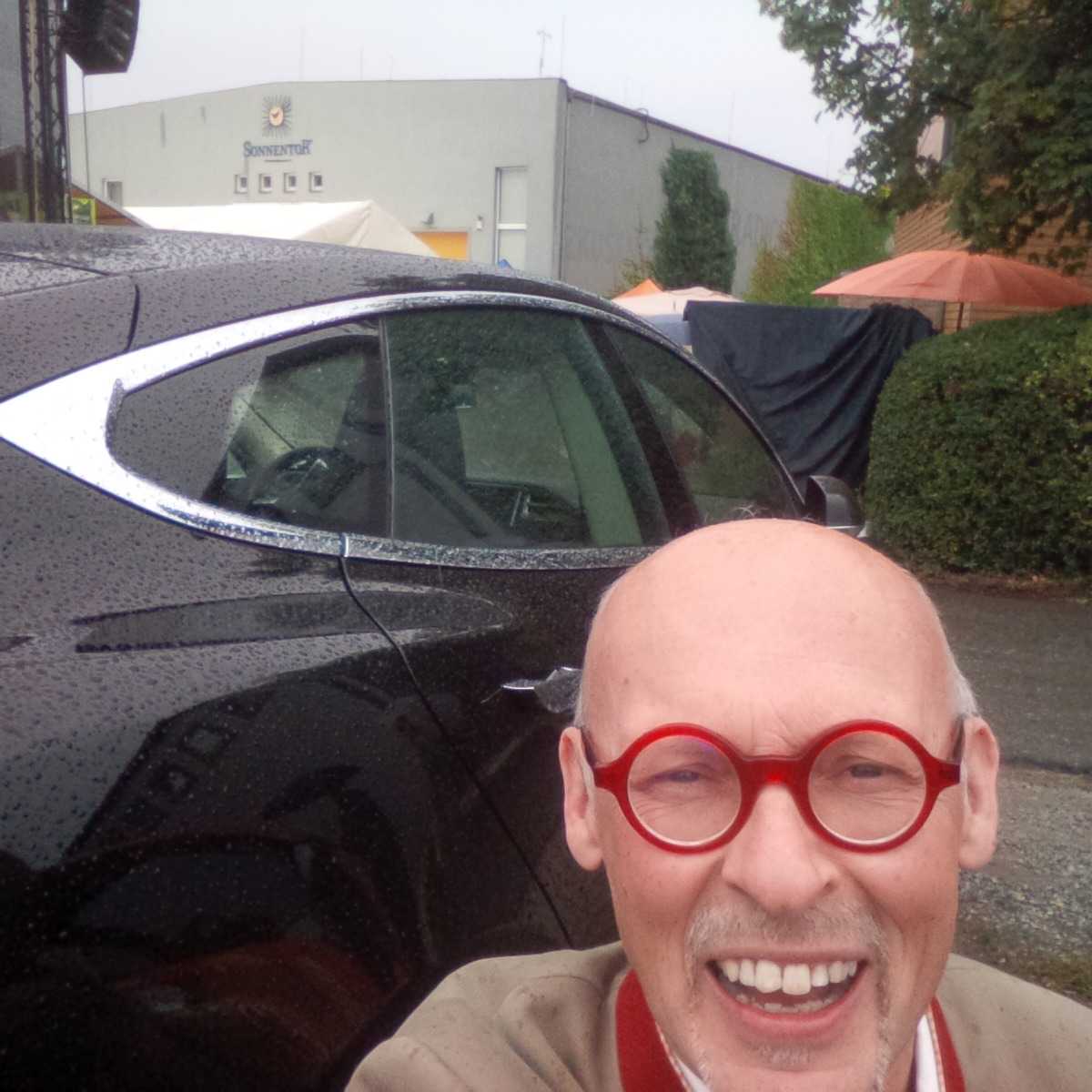 JohannesGutmann's tweet photo. Heute gibt's #Goldregen beim #Kräuterfest in #Cejkovice und als Draufgabe einen #Tesla, Mobilität der Zukunft :) https://t.co/ckevHkZcYy