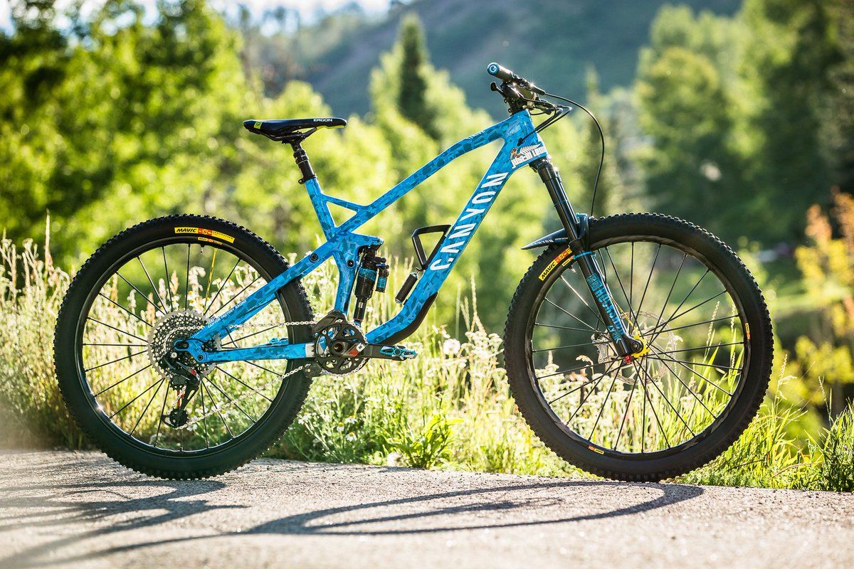 Canyon_Spain's tweet photo. ¿Cuál prefieres para tus entrenamientos: Rosa de Ines Thoma o azul de Justin Leov? 😍
Conoce la gama #StriveCF➡ https://t.co/6iLPDfmjTz https://t.co/fjYqtfjAGO