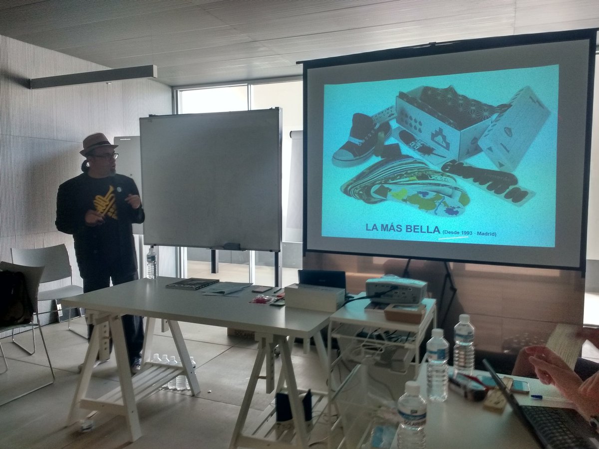 canxic's tweet photo. Engrescats apunt de començar l'últim taller de #ATSummerlab. Autoedició. Revistes Rares. Libro de texto? Libre de texto! https://t.co/6E2PqdYhUg