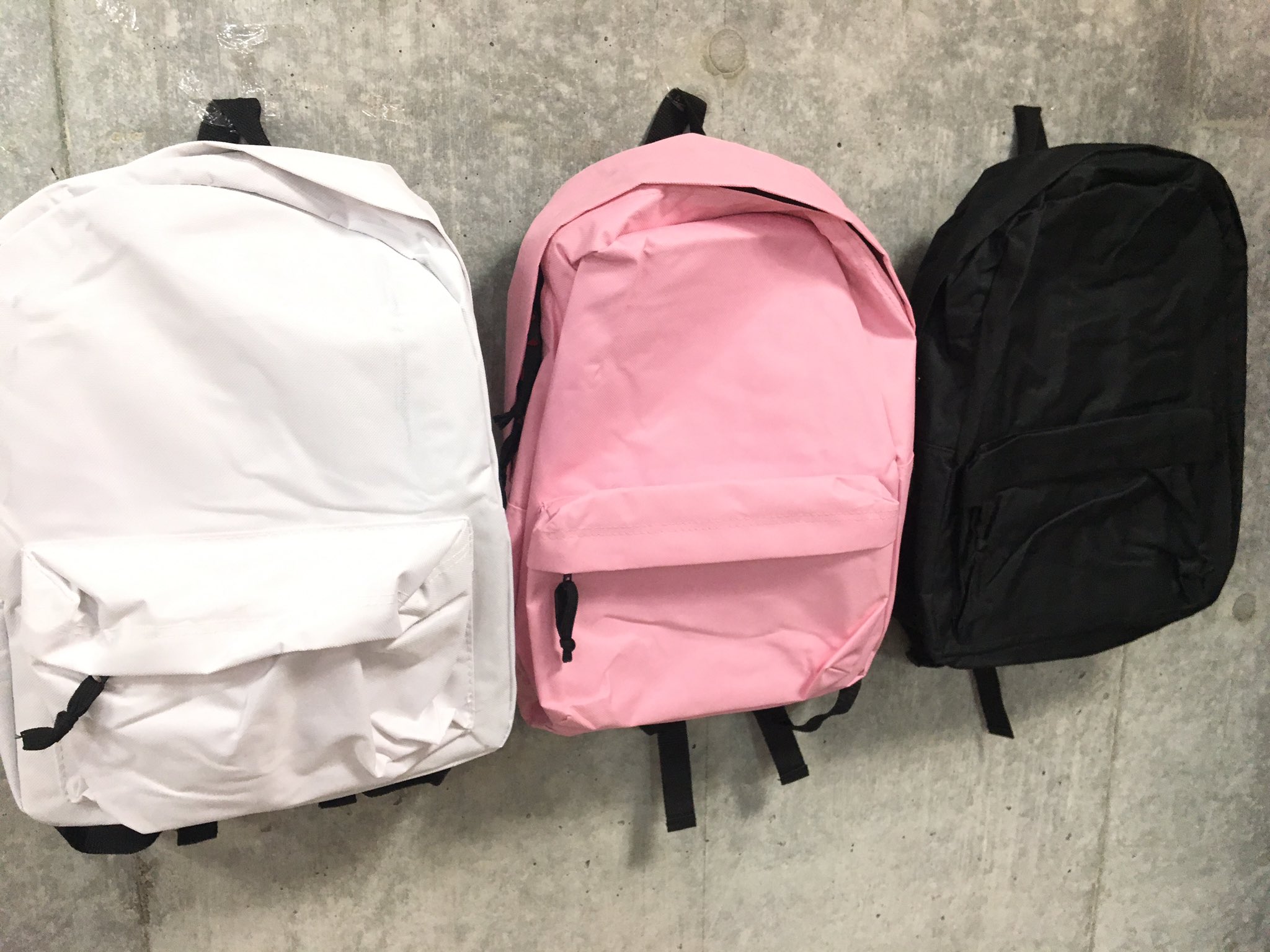 サンキューマート仙台イービーンズ店 A Twitteren 再入荷 ピンクのリュックが入荷しました 大容量なので通勤や通学などで活躍すること間違いなし 缶バッジやワッペンなどをつけてアレンジするのもオススメです もちろん全品390yen Tax いいねと