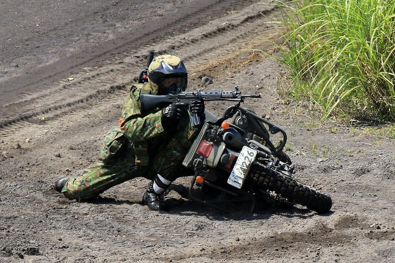 Kuni Y Ar Twitter 陸上自衛隊の偵察バイク部隊 銃を構えてる所がカッコイイですね なんかバイクの前の部分にオレンジ色のライトみたいのが付いてるなと思ったらお花が飾ってあったんですが 富士総合火力演習 富士総合火力演習17 Jgsdf 陸自