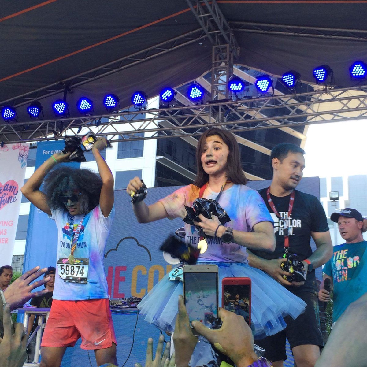 annenacurtss's tweet photo. Enjoy na enjoy 😍🌈🎉 @annecurtissmith #colorrunph #happiest5k https://t.co/atZKC7nGfw
