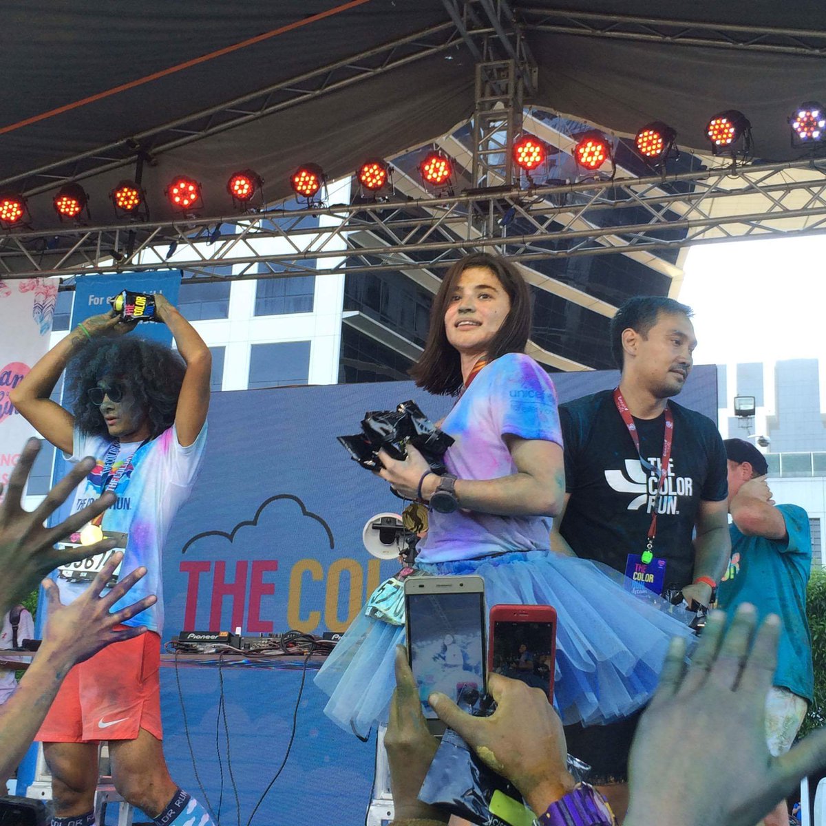 annenacurtss's tweet photo. Enjoy na enjoy 😍🌈🎉 @annecurtissmith #colorrunph #happiest5k https://t.co/atZKC7nGfw