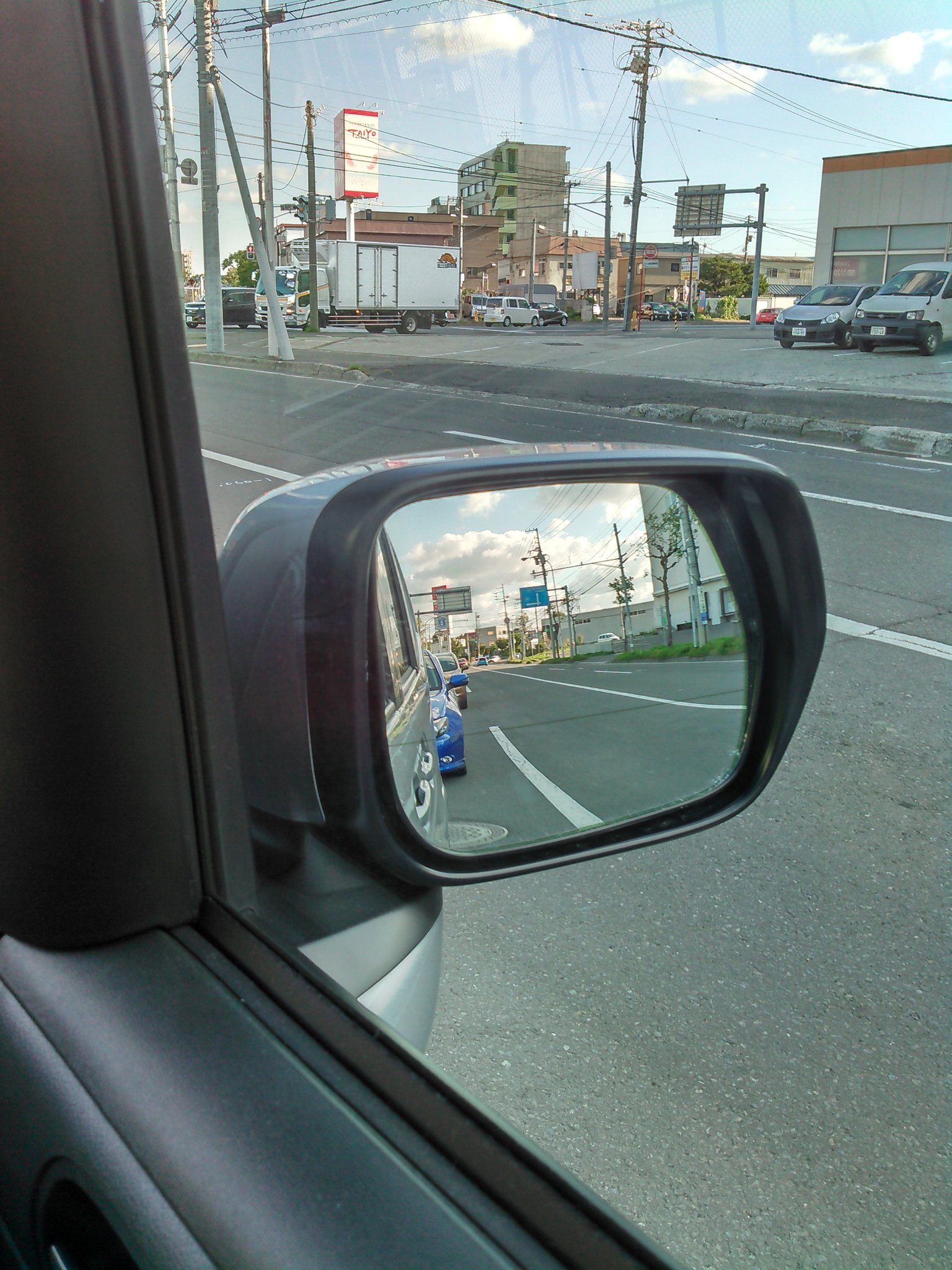 サキノセ En Twitter 今日運転したホンダ N Box Jf2 死角対策のミラーがあちこち 各サイドミラー は下部は下方向に曲げる加工 左側には巻き込み対策の追加ミラー 左サイドミラーを鏡合わせとして使う箇所も あとはリアの真下を