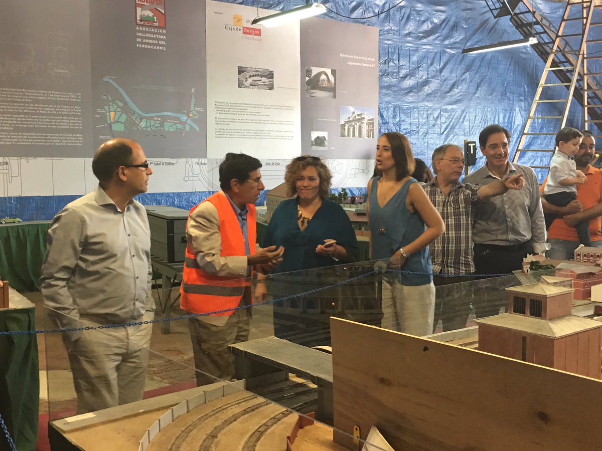 PPAytoVLL's tweet photo. Los aficionados a los trenes están de enhorabuena. #ASVAFER no falta a su cita anual #FiestasVLL2017 #JesusEnríquez https://t.co/Fr7PJ8IblV