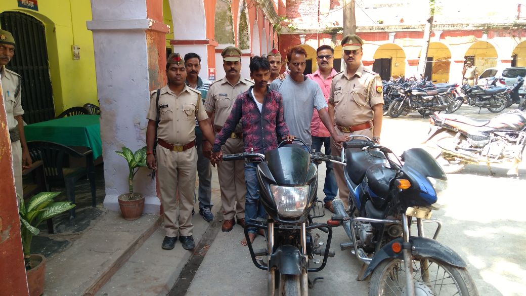 वाराणसी पुलिस द्वारा दो शातिर अपराधी गिरफ्तार, 01 अदद तमंचा, 01 अदद जिंदा कारतूस व 01 अदद नाजायज चाकू सहित चोरी की 02 मोटरसाईकिल बरामद