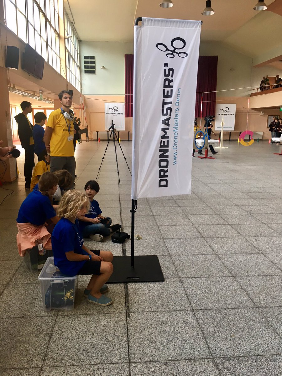 BirteHuizing's tweet image. Sohn macht auf digitale Elite. #dronemasters