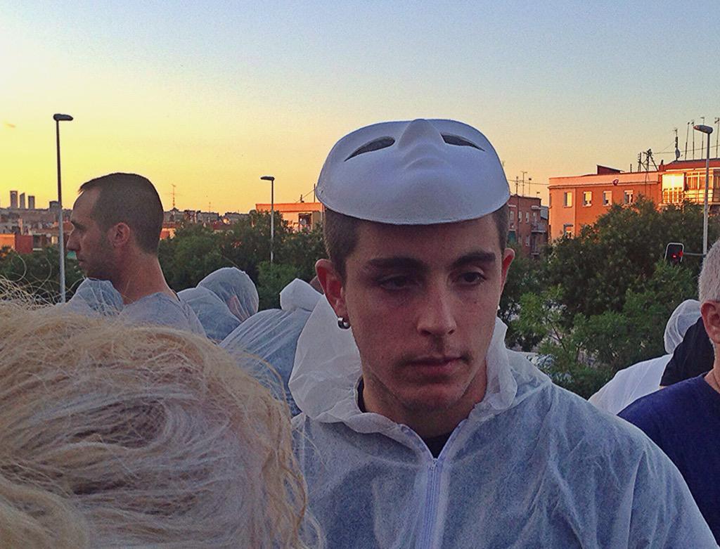 #Felices26Alfon Vallekas no te olvida, estás a nuestro lado en cada lucha. Tras esos barrotes te espera tu pueblo. ¡Alfon Libertad!