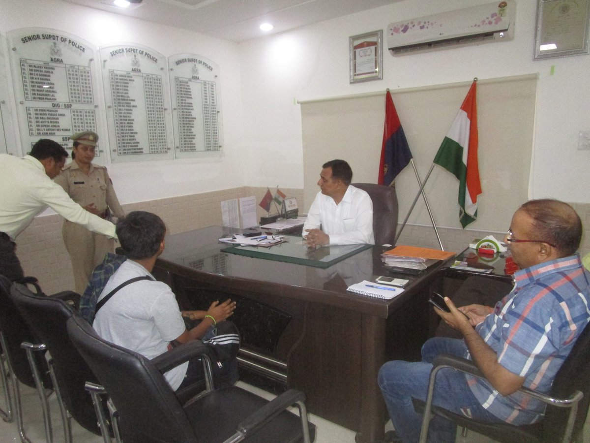 #agrapolice #uppolice #uppnews <a href="/PatrikaUP/">Patrika UttarPradesh</a> माननीय <a href="/CMOfficeUP/">CM Office, GoUP</a> से प्राप्त सूचना पर SSP आगरा ने की बॉक्सर खिलाड़ी चानू की मदद <a href="/Uppolice/">UP POLICE</a>