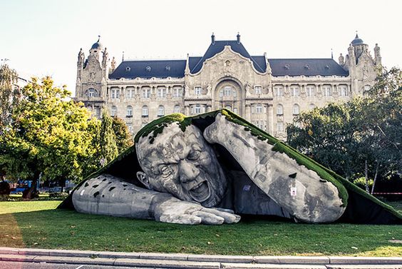 GreenVaders's tweet photo. Hongrie : un géant sort de #terre place Széchenyi à Budapest. “Feltepve” (Déchirure) #sculpture d'Ervin Loránth Hervé. #Photo Laslow Barkoni https://t.co/jDLtXuB3NK