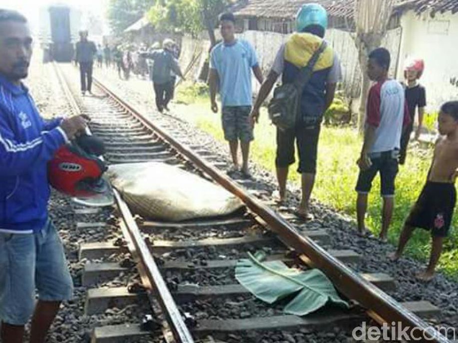 detikcom's tweet photo. Tiduran di Rel, Remaja Tanpa Identitas Ditabrak KA Mutiara Timur https://t.co/ECBuIqFO52 https://t.co/sxSqfTA498
