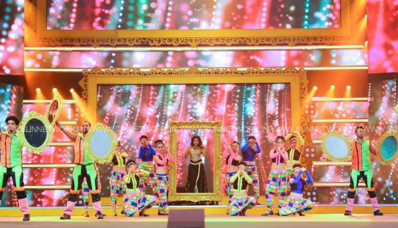UdayaTV's tweet photo. Actress @pranitasubhash gives a sizzling dance performance at the #SIIMA2017 ! #SIIMA2017OnUDAYATV @siima 2017! https://t.co/WucNF3irrE