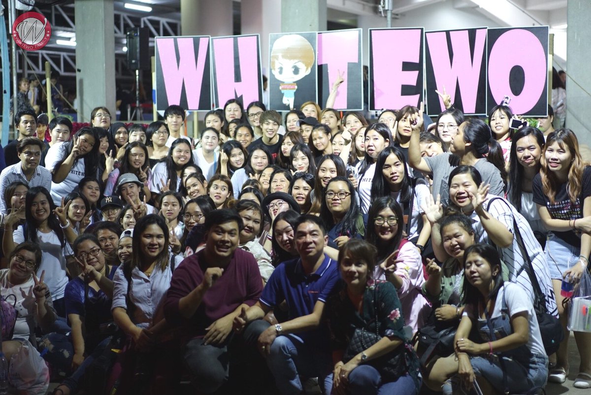 whitewofamily's tweet photo. 'Whitewo Family' นี่คือครอบครัวของไวท์ อย่าคิดว่าไม่มีใคร เพราะพวกเราทุกคนรักไวท์เสมอนะครับ #ฉันดีใจที่มีเธอ #whitewo 😘❤ #YILoveUFanParty https://t.co/Za5Y3NWhUM