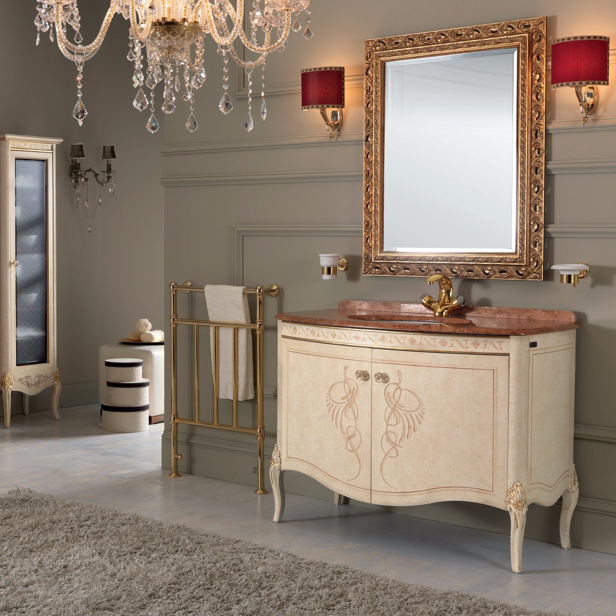 An extremely elegant piece of bathroom furniture made with undiminished Italian craftsmanship and hand-painted by a Florence-based artist.