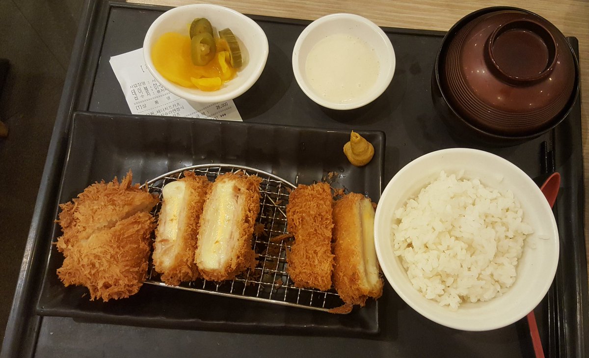 친구 일하는곳가서 맛있는 저녁먹고왔어요😇❤
(모짜체다치즈돈카츠👍맛있어용💕
다음엔 숯불와규우동 먹으러갈꺼얌😶)
쇼핑도하고 길거리 버스킹도~~YE!!😎
#신촌 현대백화점 #젊음의 거리