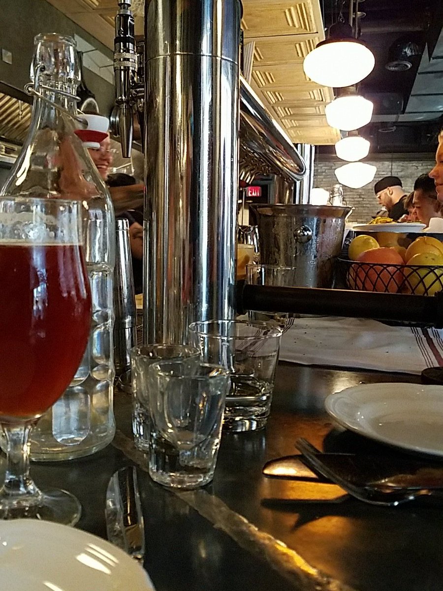 pierpre55ure's tweet photo. Walk in to @AuCheval, 1 hour wait or seated right away at the bar. #toughdecisions #staycation https://t.co/OLfRGh24TY