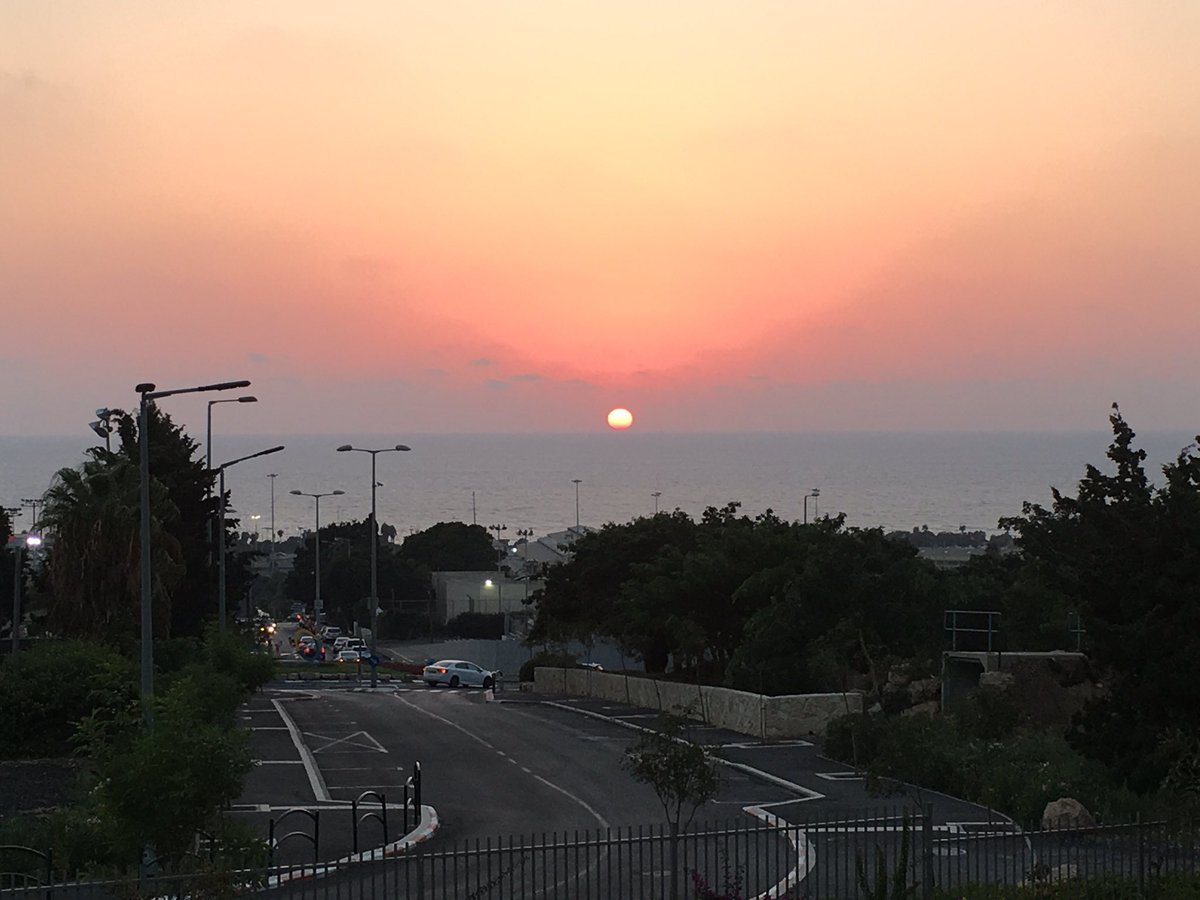 robinmoss86's tweet photo. Sunset in Haifa. Breathtaking @UJIAcharity #Chazon2017 https://t.co/dpccvNmtzZ