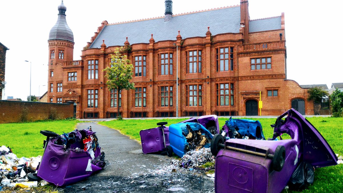 LouLouWhalley's tweet photo. Has it begun? #whereuwheelybin
#discarda
@Liv_Arts_Lab https://t.co/a30su57jCf