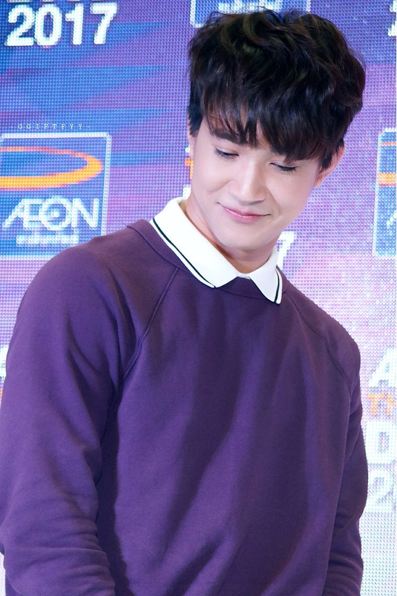GGiftfyy's tweet photo. เวลาร้องเพลงพี่ทอม น้อง @Ritz_TS6 ก็จะได้พวงมาลัย ความบิดตัวไปมาก่อนไปรับนี่ น่าหมั่นไส้มั่กๆค่าา5555
#ritz_rueangritz https://t.co/4AvGk3vTpy