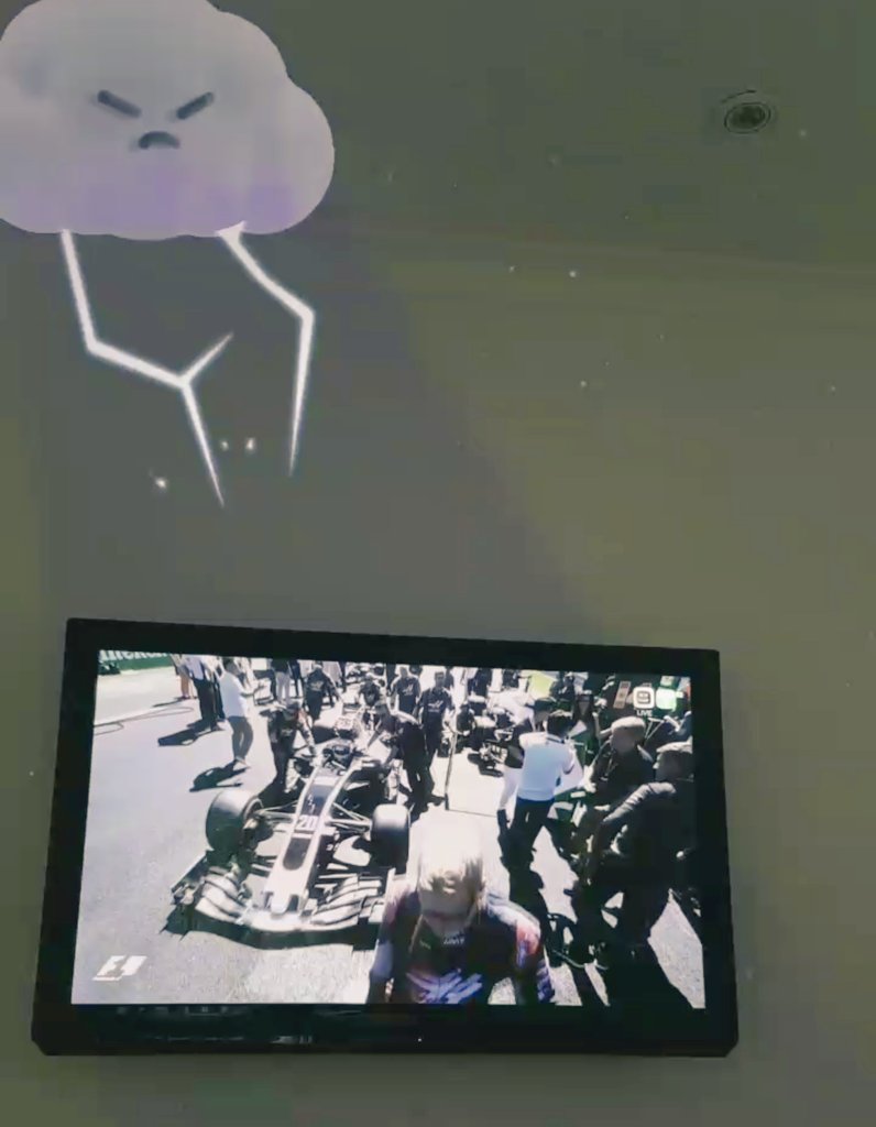 stienes longin tweet media