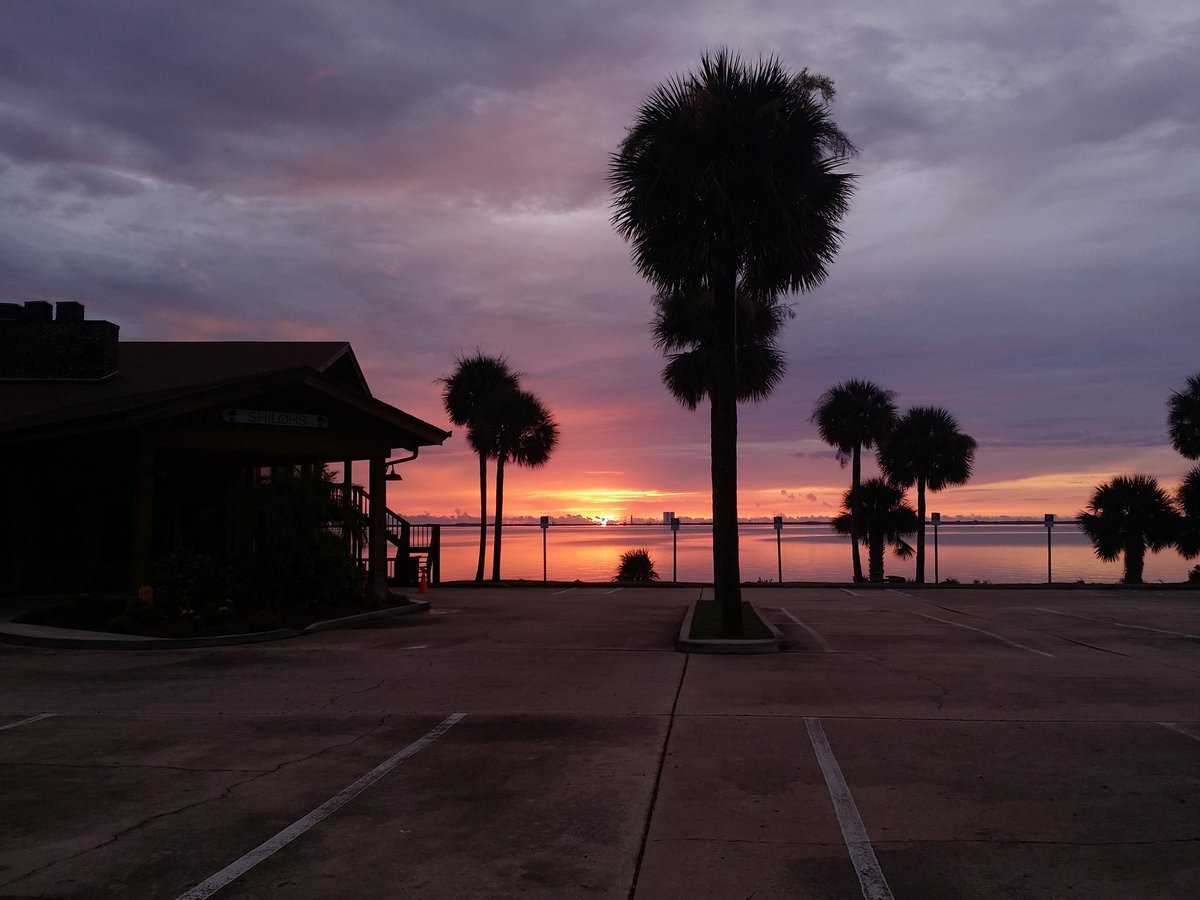 SpaceCoastSkies's tweet photo. Good morning! Have a blessed day!!! #sundaysunrise #flwx #LoveFL #StormHour #SpaceCoastSkies https://t.co/Ran45bprna