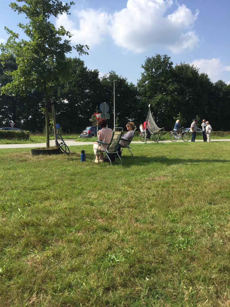 TrijpVan's tweet photo. It's hot hier in Limburg, wachten op de renners.#kernenomloop . https://t.co/FjdVfdZ549