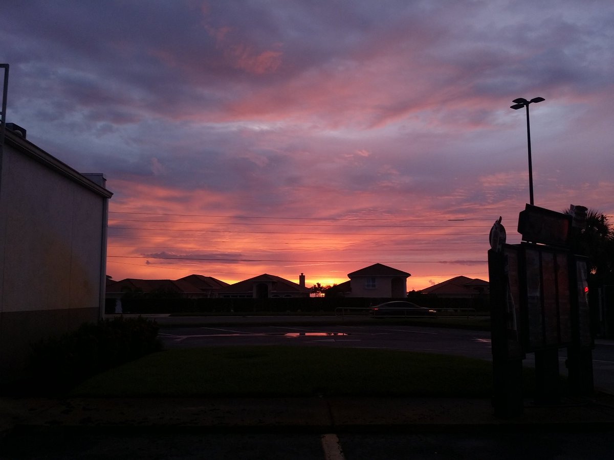 SpaceCoastSkies's tweet photo. Good morning! Have a blessed day!!! #sundaysunrise #flwx #LoveFL #StormHour #SpaceCoastSkies https://t.co/Ran45bprna