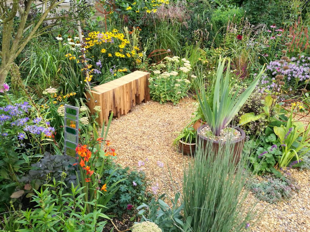 MLGardenDesign's tweet photo. September interest and new funky bench from East London designer #gardenbench #gardendesign #grasses #muscanthus https://t.co/lFOdgfrMOJ