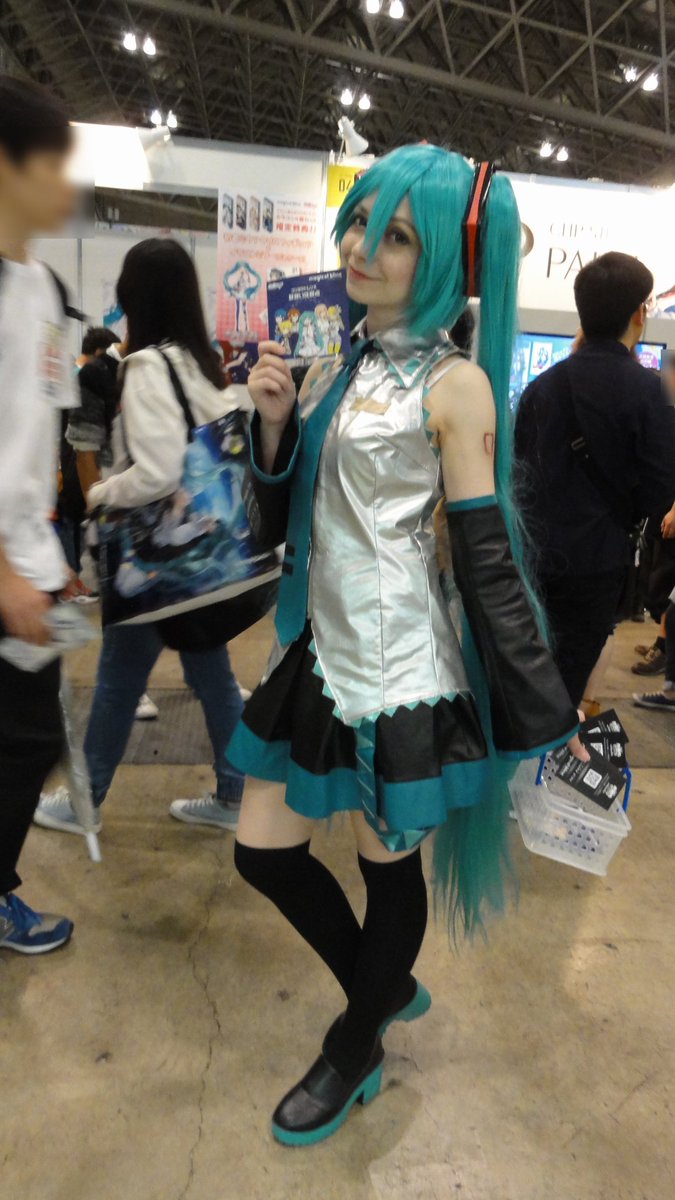 髑髏仮面 ガルパンのカチューシャのコスプレで有名なロシア人コスプレイヤーの女の子 ナスチャんさん Nastyan Cos マジカルミライでミクさんコスメなどを出しているワークワーク Waq2comでミクさんとなって売り子さんをしておりました 小柄で可愛かった