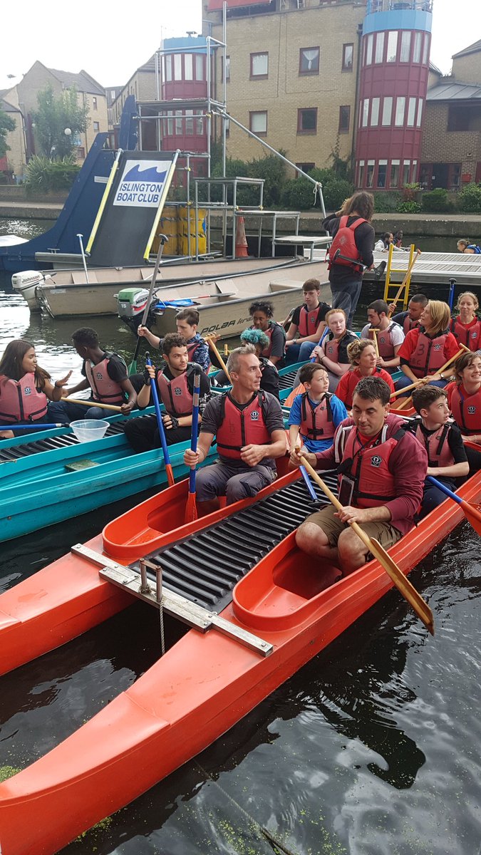 AngelCanalFest's tweet photo. Row row row. Boat race begins https://t.co/jem9rshPkJ