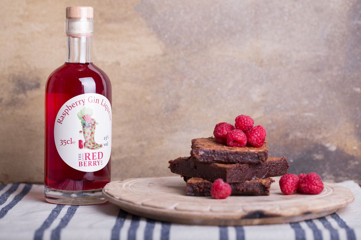 LittleBerryBar's tweet photo. Who said cake was just for kids?! Look at these tasty treats made with our own #RasperryFlavouredGin! #Sundaybaking https://t.co/UrQNZWdeqk