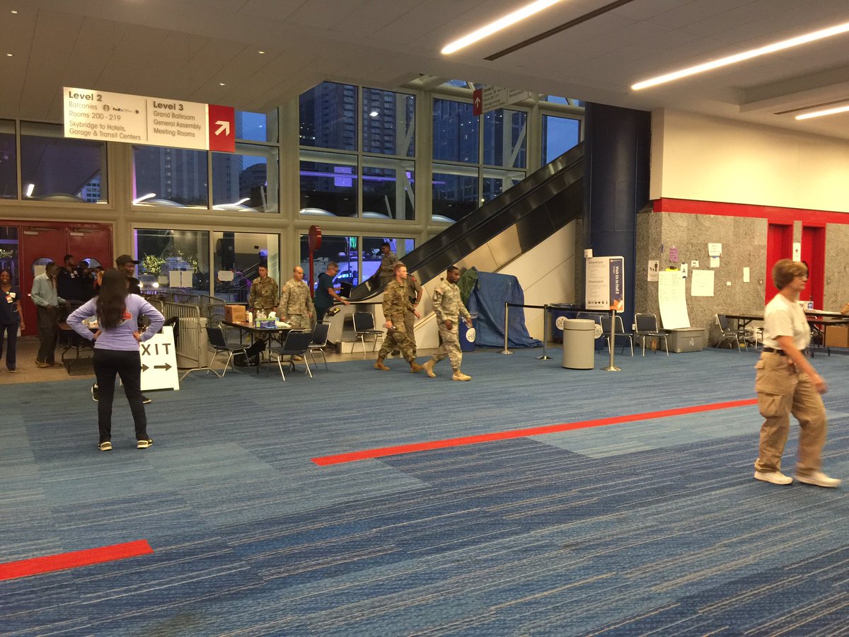 NateGriffFOX26's tweet photo. #HarveyUpdate @GRBCC from 10k to 2k. Still operating as full-service shelter f/those in need. 'Live' @Fox26Houston. https://t.co/yDbCjZbp9H