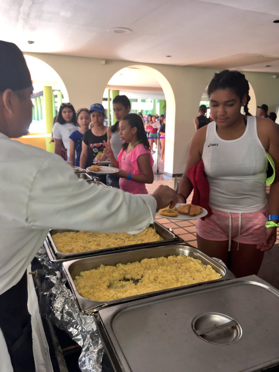 VENALUM_CVG's tweet photo. Un rico y nutritivo desayuno para los más pequeños de nuestra familia venalumnistas #Campamento2017 https://t.co/ihywwAYKzi