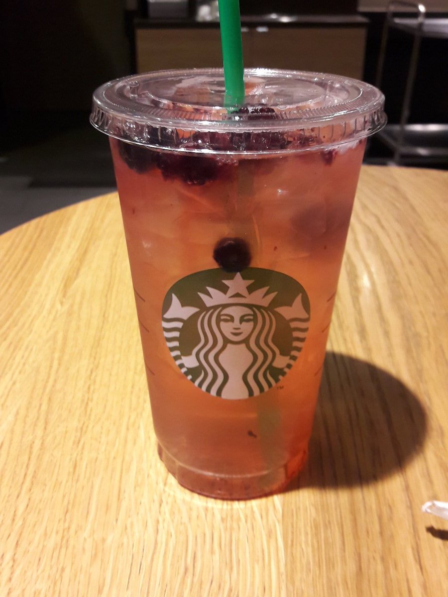 Laz0rthorne's tweet photo. Meet me @ starbucks. #basicwhite https://t.co/1KPayd15T7