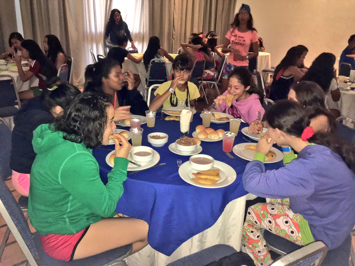 VENALUM_CVG's tweet photo. Así disfrutan los hijos e hijas de nuestros trabajadores el desayuno #Campamento2017 https://t.co/ZXVWWB4fMo