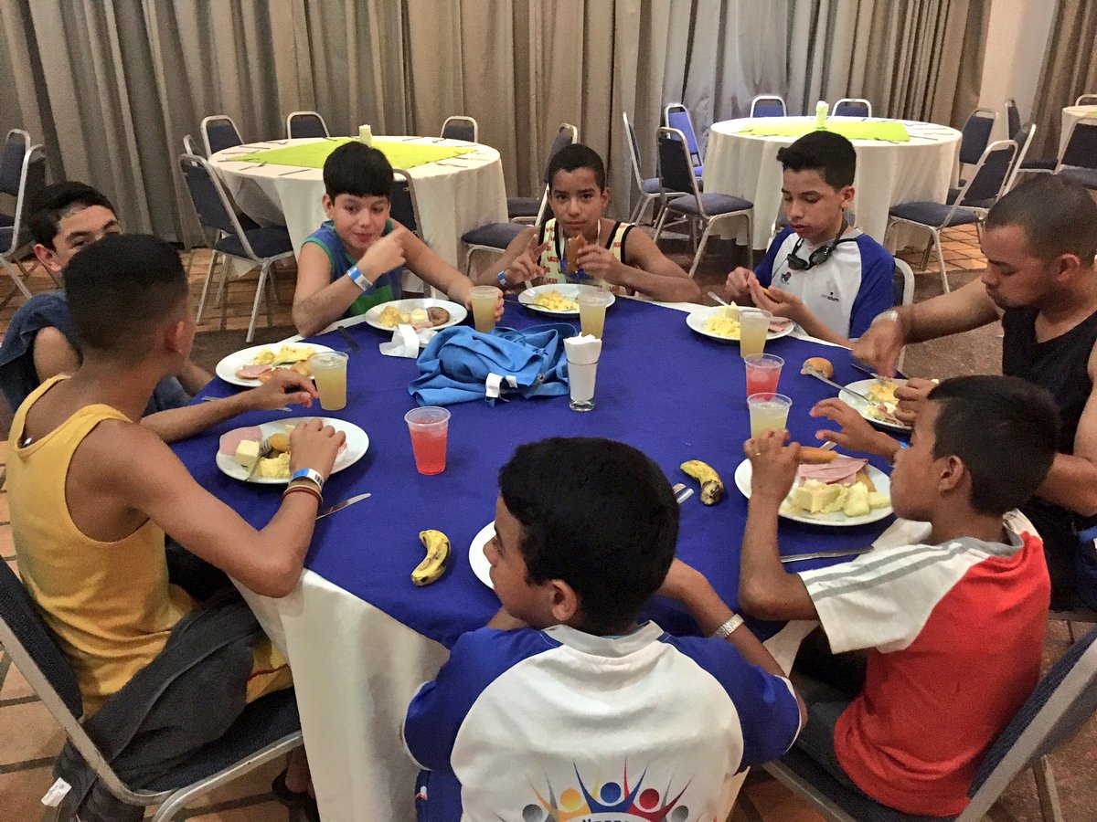 VENALUM_CVG's tweet photo. Así disfrutan los hijos e hijas de nuestros trabajadores el desayuno #Campamento2017 https://t.co/ZXVWWB4fMo