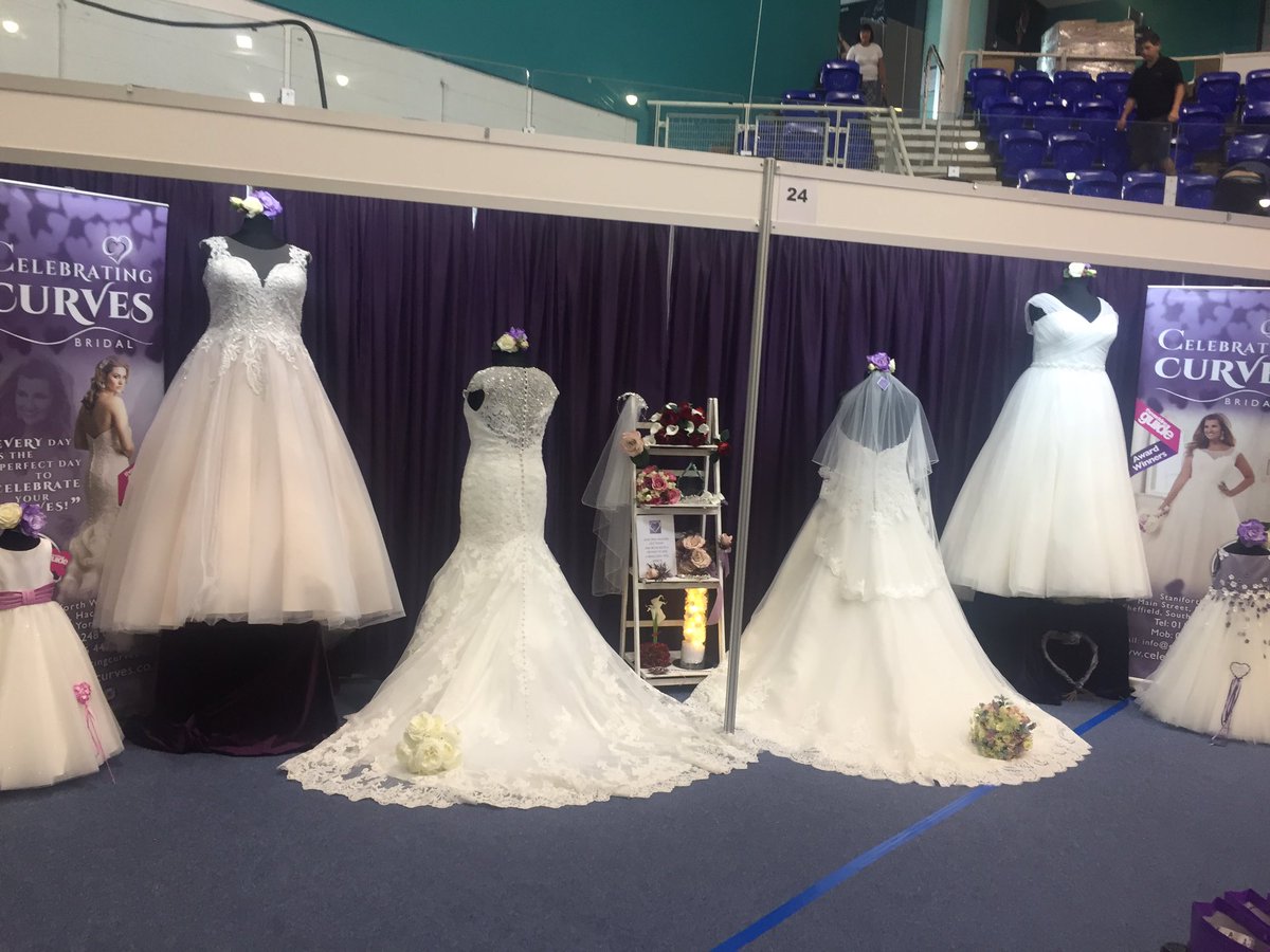 JaneBurbeary's tweet photo. Come along and say hi ladies!! #idomagazine #icesheffield #weddingshow #teamcurves 💜💍👰🏼💜 https://t.co/B0T580T93K