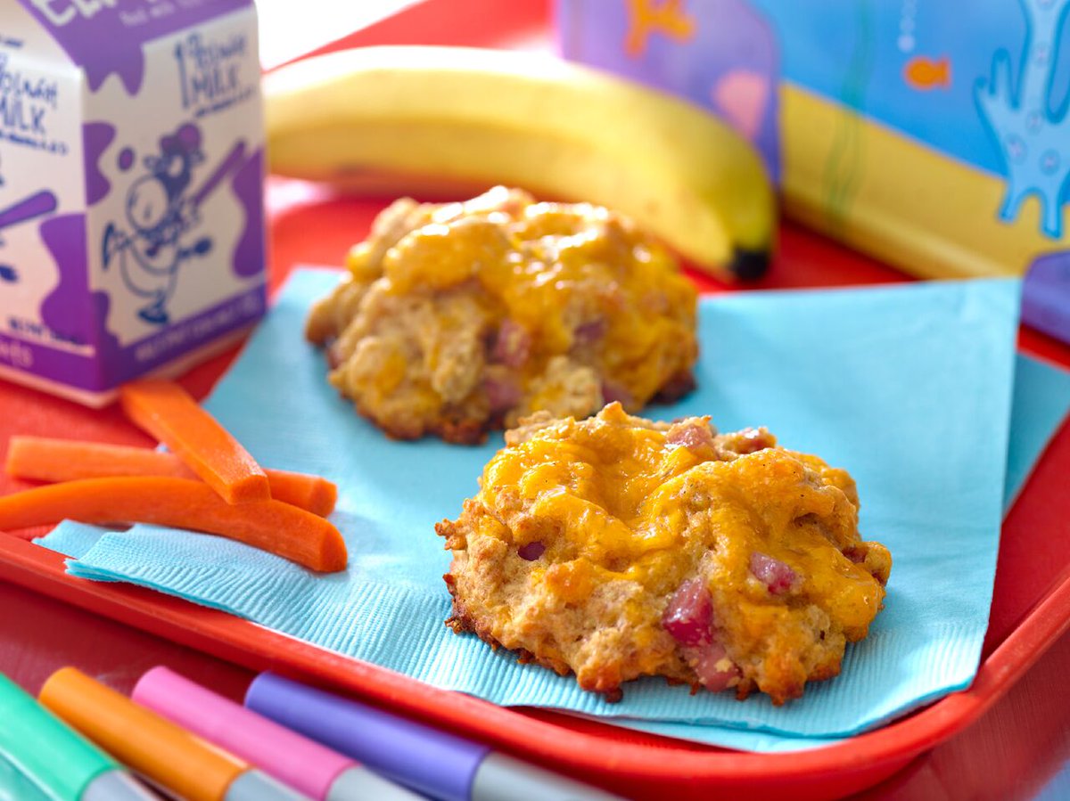 sneakychef's tweet photo. For a perfect back to school snack, try these Lunch Box Biscuits w/ a boost of protein! #sneakyblends #sneakychef https://t.co/6Ivl4Vddji https://t.co/JlZw84A3Ml