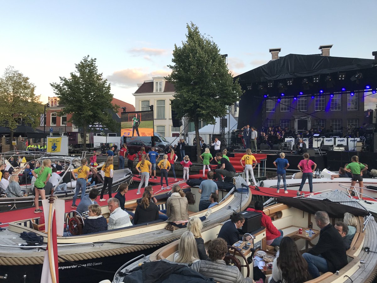 Moofy als prachtige start van het Heerengrachtconcert! Bewegen in de klas stimuleren met onze partners: <a href="/JCFoundation/">Johan Cruyff Foundation</a> <a href="/CedinAdvies/">CEDIN</a> <a href="/nijhabv/">Nijha bv</a>