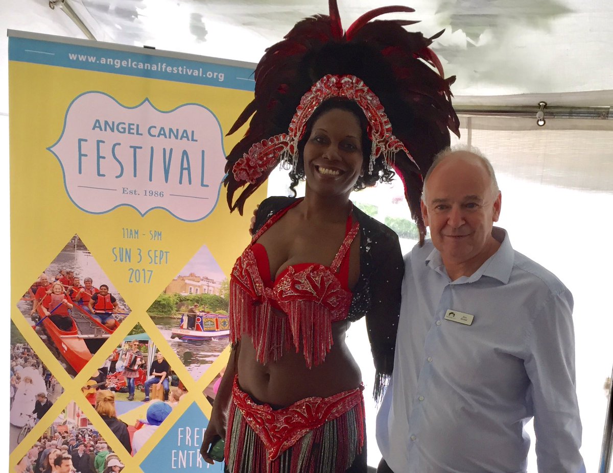 MatthewCRT's tweet photo. Can't help but think that @CanalRiverTrust @CRTLondon waterway manager Jon Guest is under dressed #angelcanalfestival https://t.co/k3DMGg4tmO