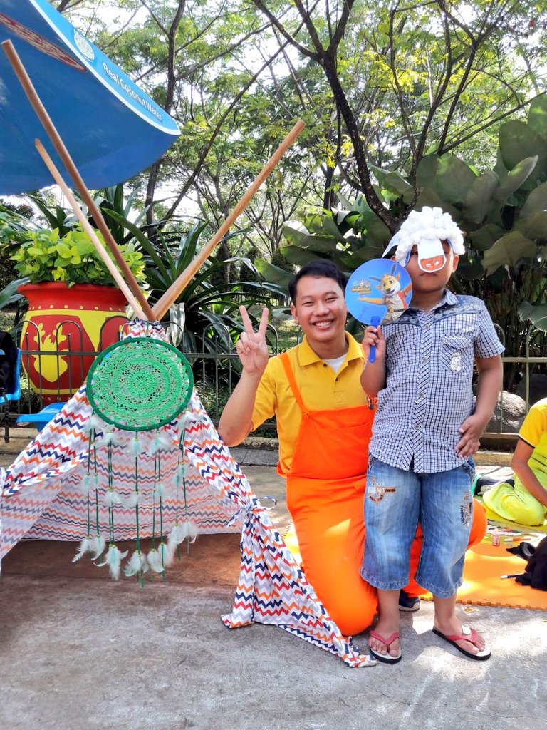 JungleLand_Indo's tweet photo. Ka Billy dan Ka Herdy mmbuat topi domba bersama nih.Inilah potret keceriaan si kecil brsama karyanya.Lucu ya hasil karya mereka 😍#jungleland https://t.co/RoaH4FDy5e