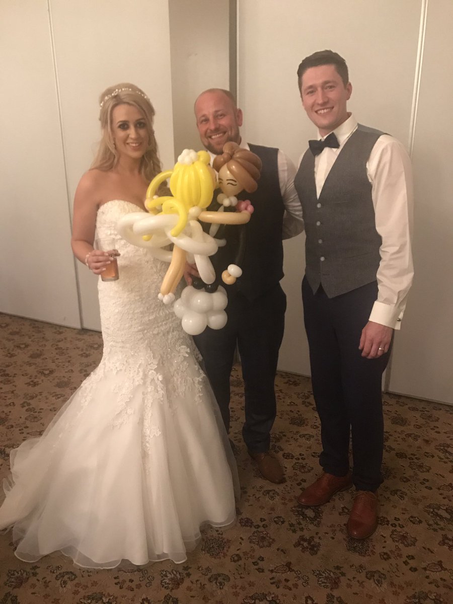 creative_partys's tweet photo. Day off yesterday for the wedding of these to lovely friends but I couldn't resist making them a balloon 😊 #teamcp https://t.co/TzLg31bpB0