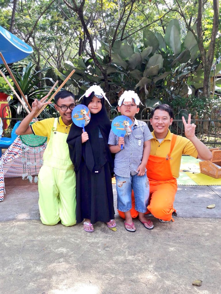 JungleLand_Indo's tweet photo. Ka Billy dan Ka Herdy mmbuat topi domba bersama nih.Inilah potret keceriaan si kecil brsama karyanya.Lucu ya hasil karya mereka 😍#jungleland https://t.co/RoaH4FDy5e