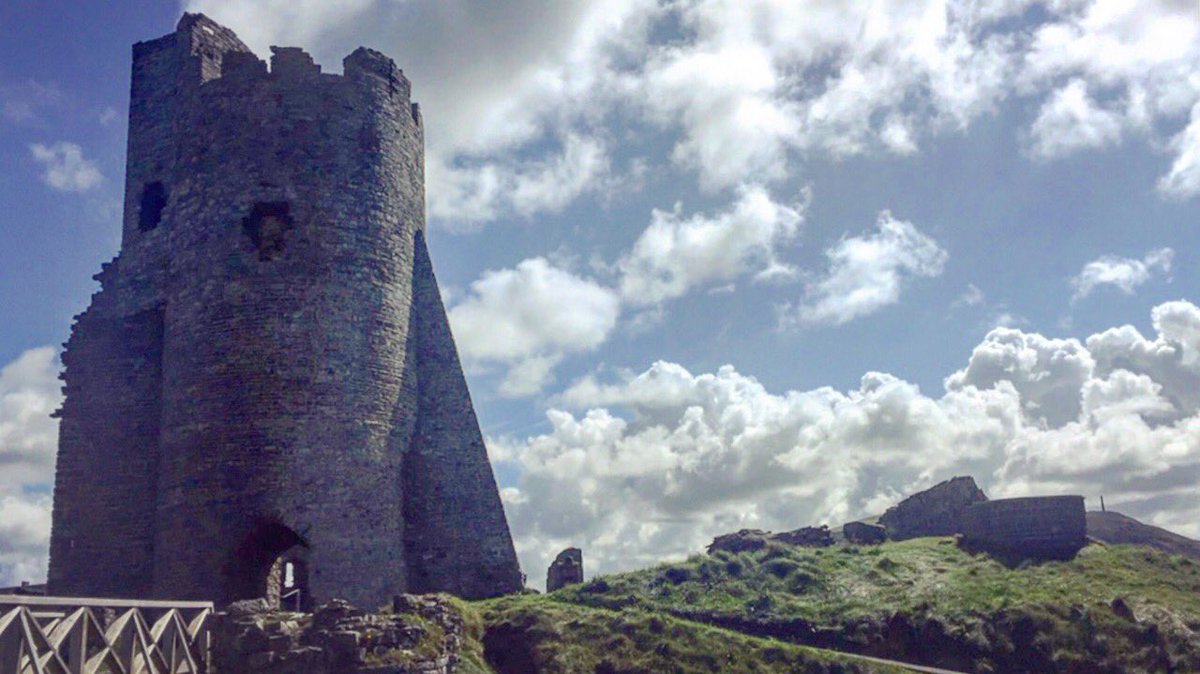 kiwisvb's tweet photo. Aber castle 😍 #aberystwyth #CastleOnTheHill #photography #travelphotography #wales https://t.co/ioVBSAny0o