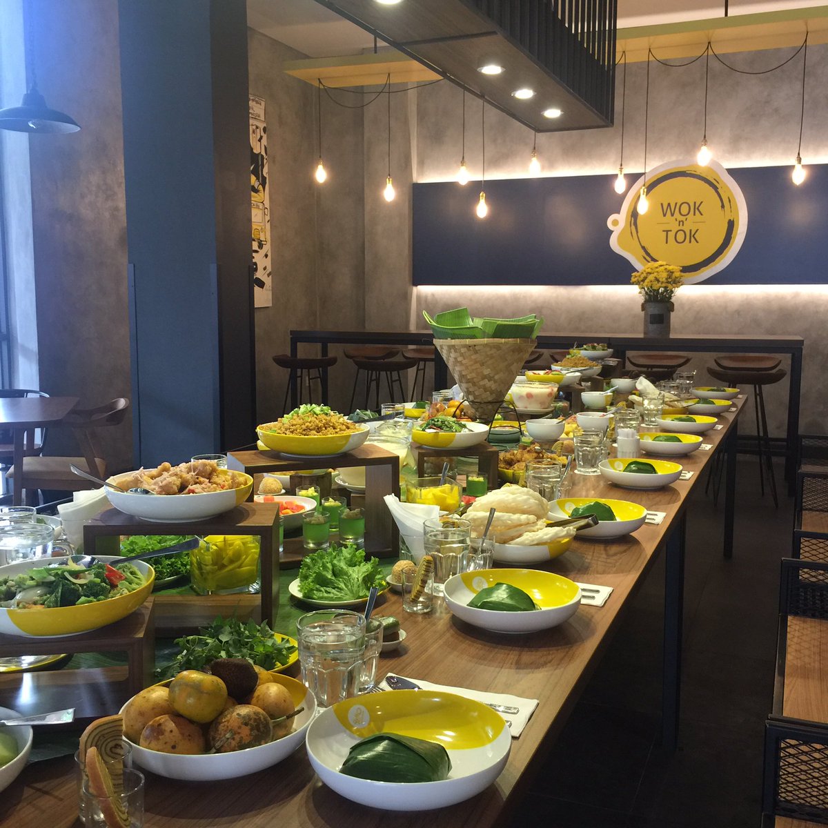yellomanggarai's tweet photo. Bring your #Family and let us bring you #Homey #Dinner at #YELLOManggarai #YELLOHotel #Hotel #Jakarta #Indonesia https://t.co/xpBPdsrGYD